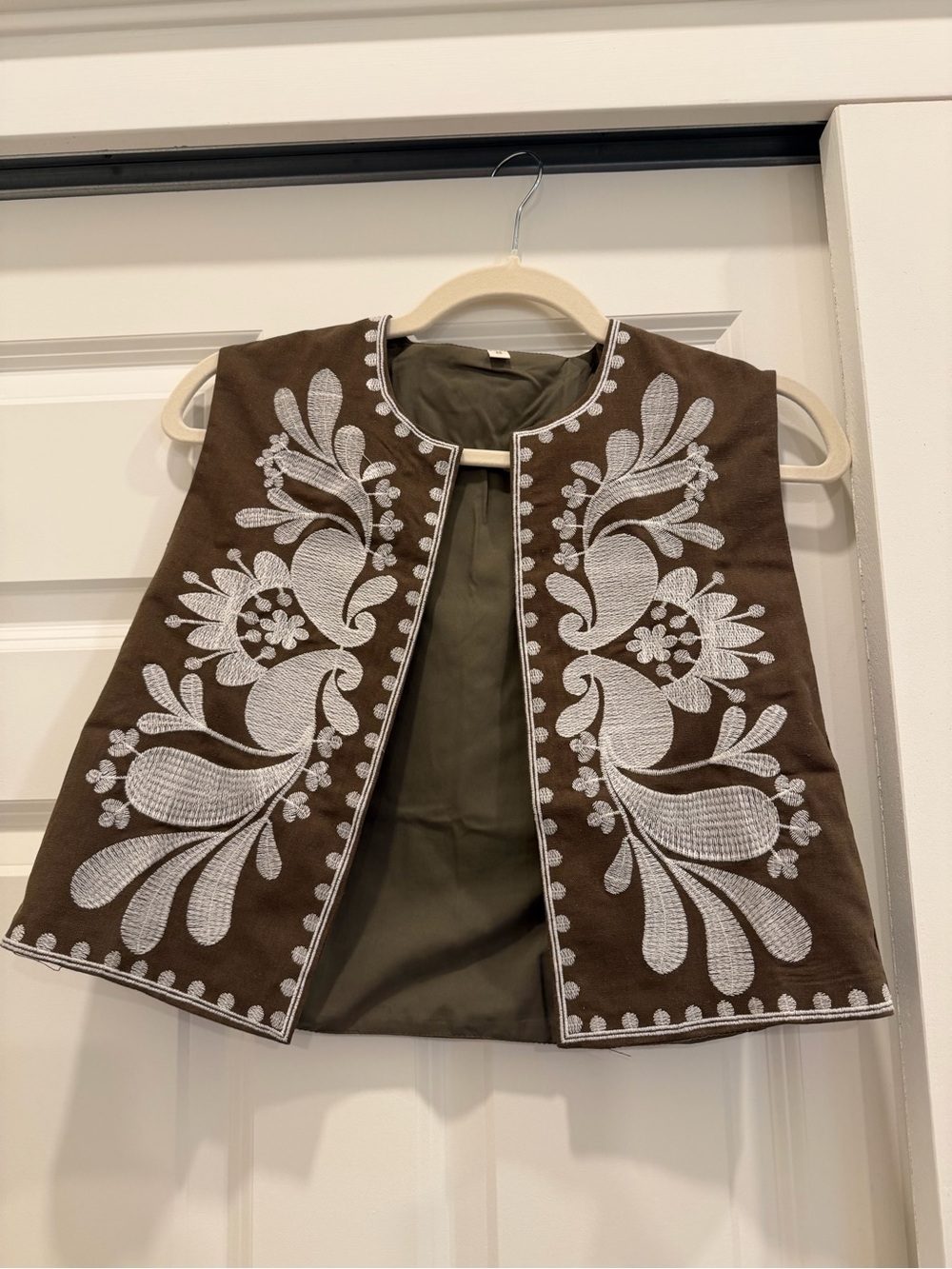NWOT Western Embroidered Brown Floral Vest and with White Detailing